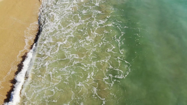 海滩上海浪的鸟瞰图视频素材