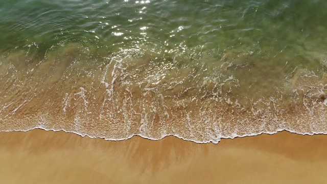 海滩上海浪的鸟瞰图视频素材