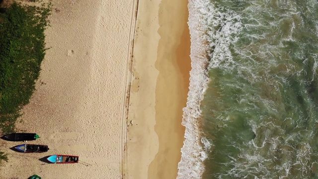 海滩上海浪的鸟瞰图视频素材