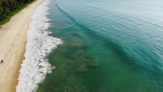 海滩上海浪的鸟瞰图视频素材