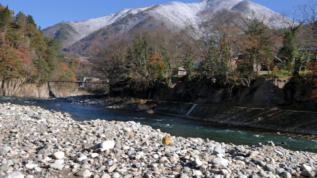 在山和河的旧村庄的观点视频素材