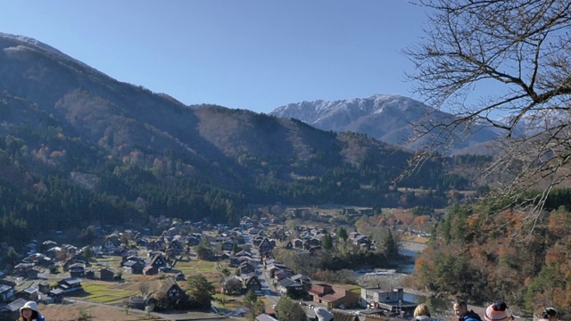 在山和河的旧村庄的观点视频素材