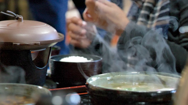 一个人吃日本菜，烟飘在日本菜上视频素材