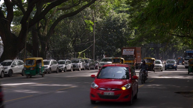 班加罗尔市中心晴天交通公园道路全景4k印度视频素材