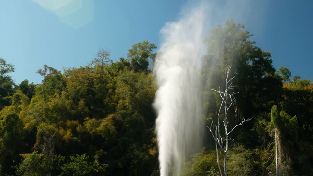 在泰国清迈的方温泉，火山温泉冒着蒸汽在天空中升起。视频素材