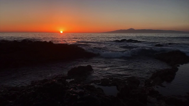 夕阳在岩石后面露出视频素材