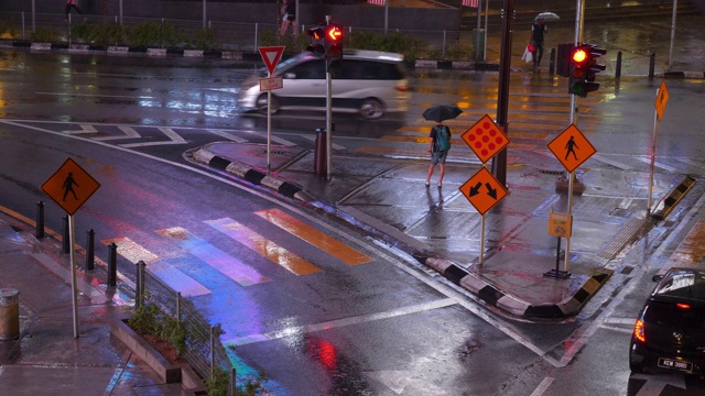 夜色照亮吉隆坡市中心交通街道十字路口慢镜头全景4k马来西亚视频素材