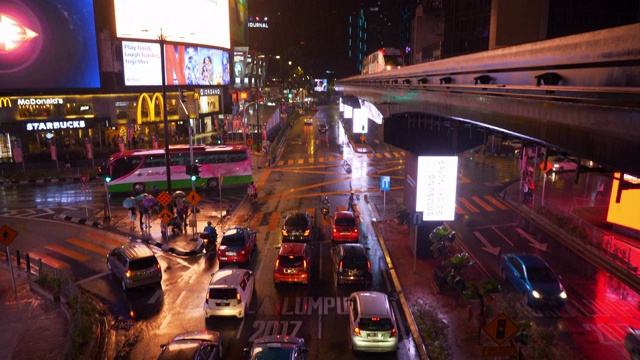 夜间吉隆坡市中心交通十字路口全景4k视频素材