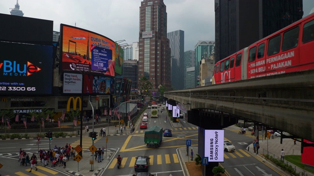 白天拍摄吉隆坡市中心著名的交通十字路口全景4k马来西亚视频素材