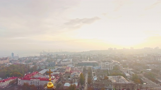 在雾蒙蒙的清晨，奥德萨老城中心上空的东正教十字架鸟瞰图。宗教的概念。视频素材