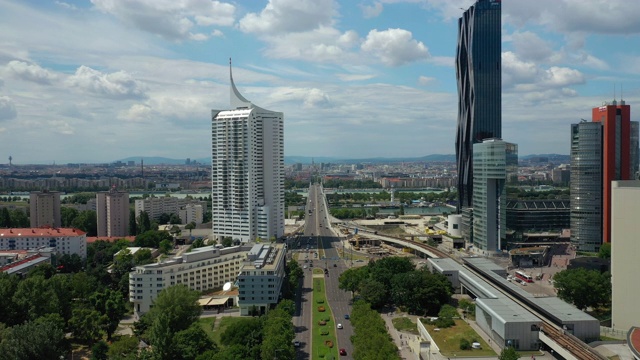 飞越维也纳城市现代市中心晴天交通街道道路空中全景4k奥地利视频素材