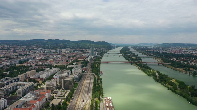 飞越维也纳市晴天河湾空中全景4k奥地利视频素材