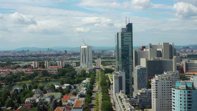 飞越维也纳城市现代市中心晴天交通街道道路空中全景4k奥地利视频素材