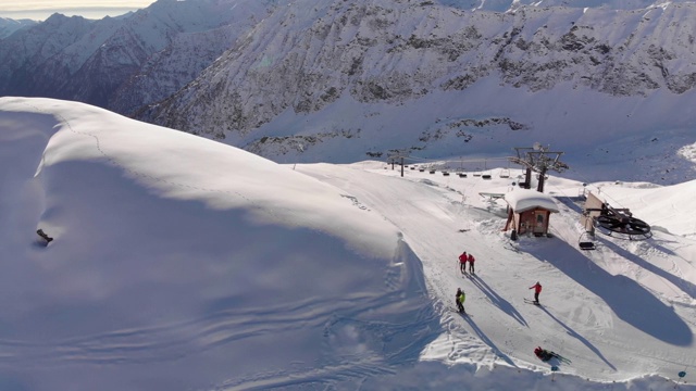 在冬季的罗莎山，野谷滑雪胜地无人机视图视频素材