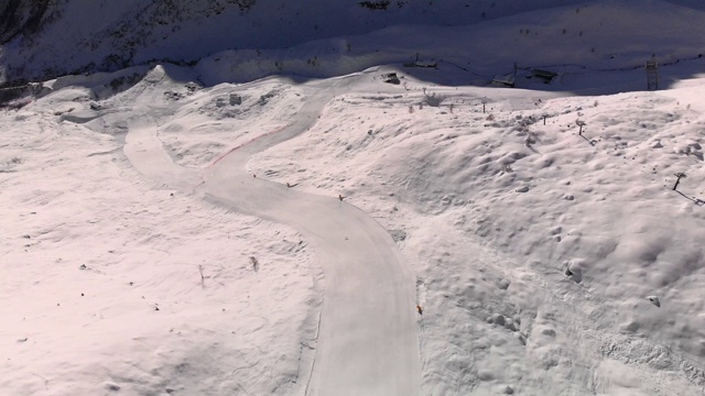 在冬季的罗莎山，野谷滑雪胜地无人机视图视频素材