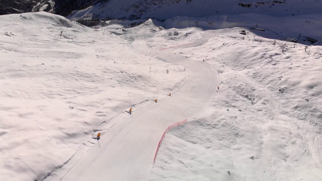 在冬季的罗莎山，野谷滑雪胜地无人机视图视频素材