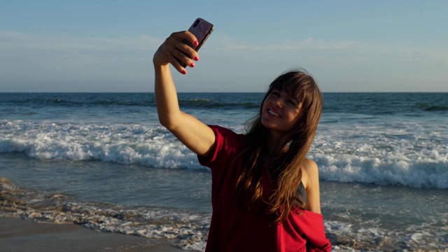 有魅力的女人在海滩自拍视频素材