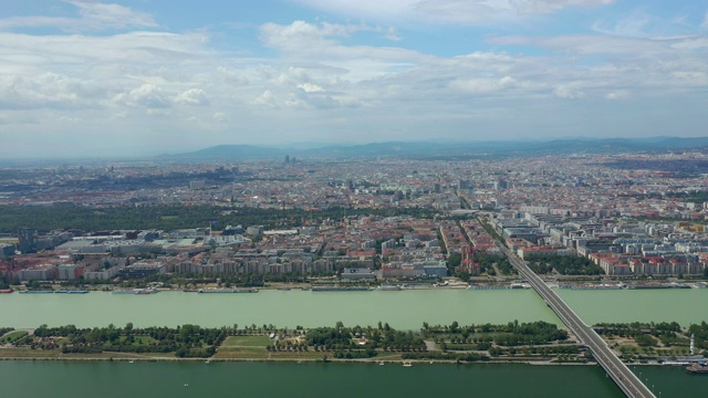 阳光明媚的一天飞行在维也纳市区交通大桥道路的河边空中全景4k奥地利视频素材