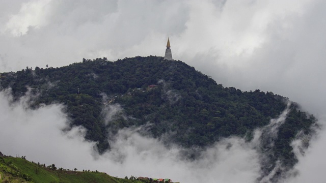 雾和高层云的时间流逝在泰国普图贝尔山顶，雾超过山峰和森林。雨后自然视频素材