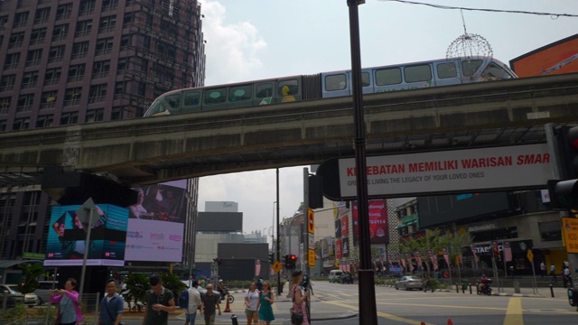 白天拍摄吉隆坡市中心著名的交通街道十字路口慢镜头4k马来西亚全景视频素材