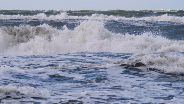 极其巨大的海浪冲击海岸，太平洋美丽的海浪。超级慢动作。暴风雨中的海浪。强烈的海洋热带飓风。全球变暖。恶劣天气气旋飓风风。视频素材