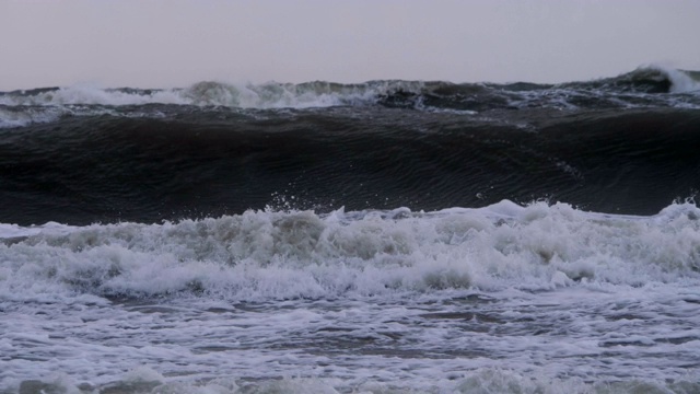 极其巨大的海浪冲击海岸，太平洋美丽的海浪。超级慢动作。暴风雨中的海浪。强烈的海洋热带飓风。全球变暖。恶劣天气气旋飓风风。视频素材