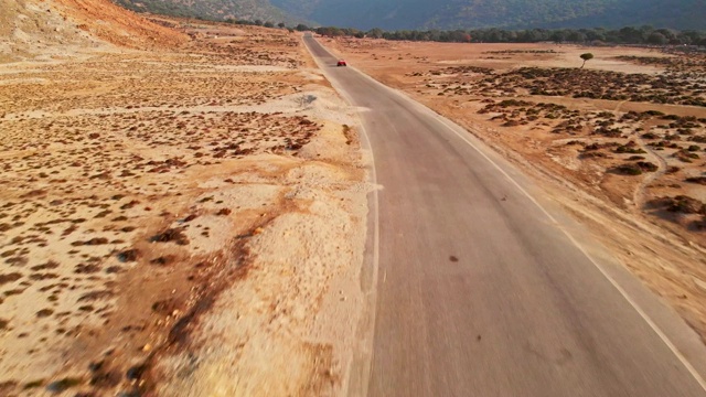 孤独的沙漠公路视频素材