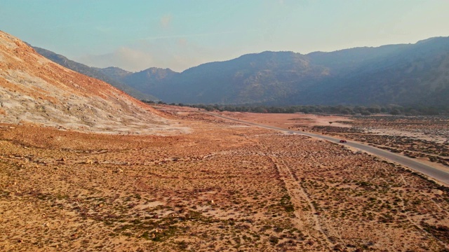 孤独的沙漠公路视频素材