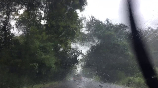 在路上遇到大雨时，从车里看雨刷在工作视频素材