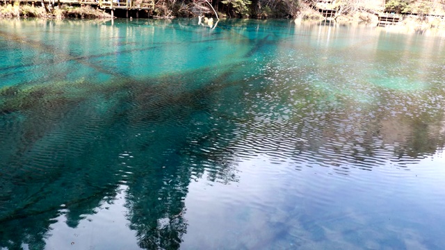 九寨沟国家公园里的九寨沟风景秀丽，湖水清澈视频素材