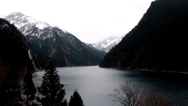 九寨沟国家公园里的九寨沟风景秀丽，湖水清澈视频素材