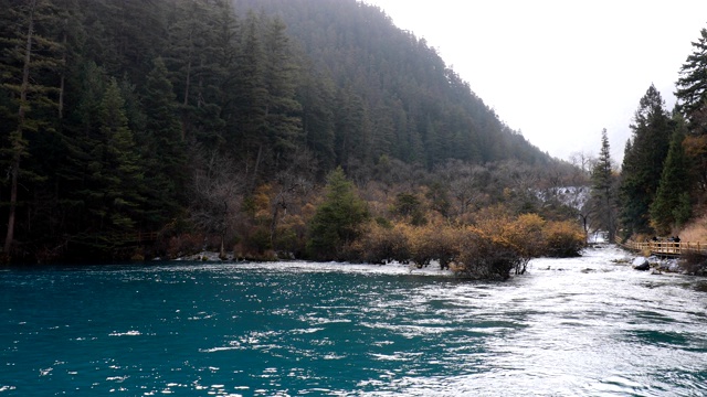 九寨沟国家公园里的九寨沟风景秀丽，湖水清澈视频素材