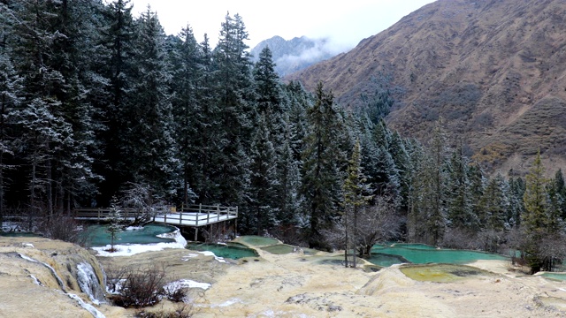 美丽迷人的黄龙谷水晶池视频素材