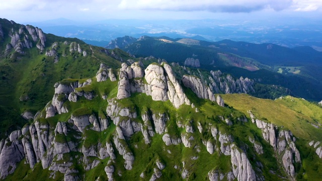 美丽的罗马尼亚丘卡斯山脉空中全景图视频素材