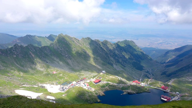 夏天，母亲和女儿们在罗马尼亚山脉的法加拉斯山脊徒步旅行视频素材