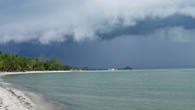 在泰国雨季，苏梅岛的沙滩上，波浪起伏的蓝色大海。热带海岸发出飓风及风暴警告。疾风和不祥的云。台风危险雷雨视频素材