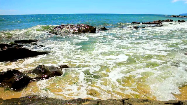 美丽的景色和海滩上的岩石和海浪视频素材