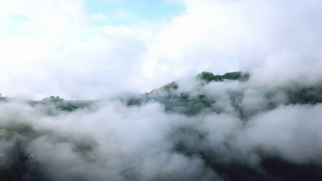 鸟瞰图的早晨雾在山区视频素材