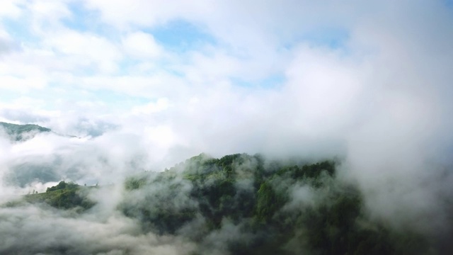 鸟瞰图的早晨雾在山区视频素材