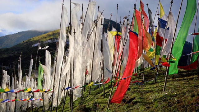 佛教经幡在风中飘扬。视频素材