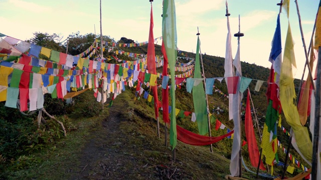 佛教经幡在风中飘扬。视频素材