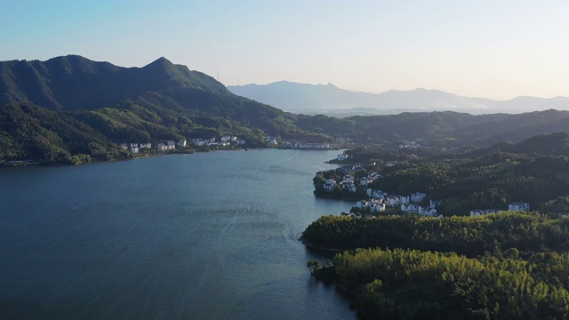 湖和山在日落视频素材