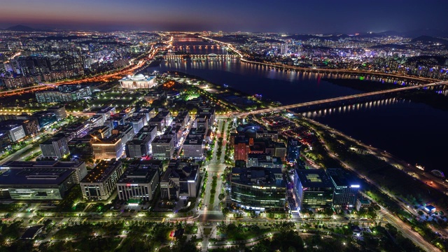 日落到夜晚，韩国首尔，国会大厦和汉江周围的城市景观视频素材