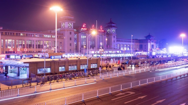 北京火车站外的夜景视频素材