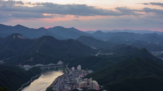 尚津铁路桥及附近城镇风景/丹阳枪，忠清北道，韩国视频素材