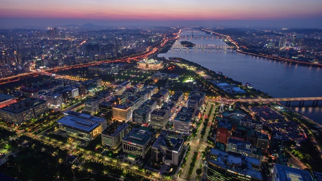 日落到夜晚，韩国首尔，国会大厦和汉江周围的城市景观视频素材