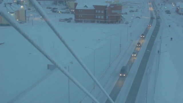 大雪期间从高速公路上的桥上观看视频素材