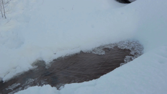 雪桥和移动的汽车视频素材