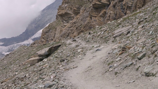 在瑞士阿尔卑斯山徒步旅行，有很多石头视频素材