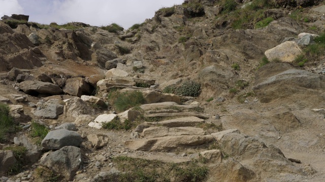 在瑞士阿尔卑斯山徒步旅行，有很多石头视频素材